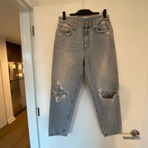 Destructed relaxed jean